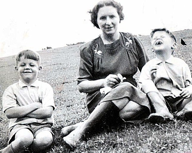 Paul McCartney (na levi) z mamo in dve leti mlajšim bratom Michaelom, nekdaj precej uspešnim glasbenikom in pozneje fotografom. Foto dokumentacija Dela