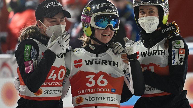 Fotografija: Nika Križnar, Ema Klinec in Urša Bogataj so včeraj v Oberhofu navdušile z zgodovinsko prvo trojno zmago Slovenije. FOTO: Christof Stache/AFP
