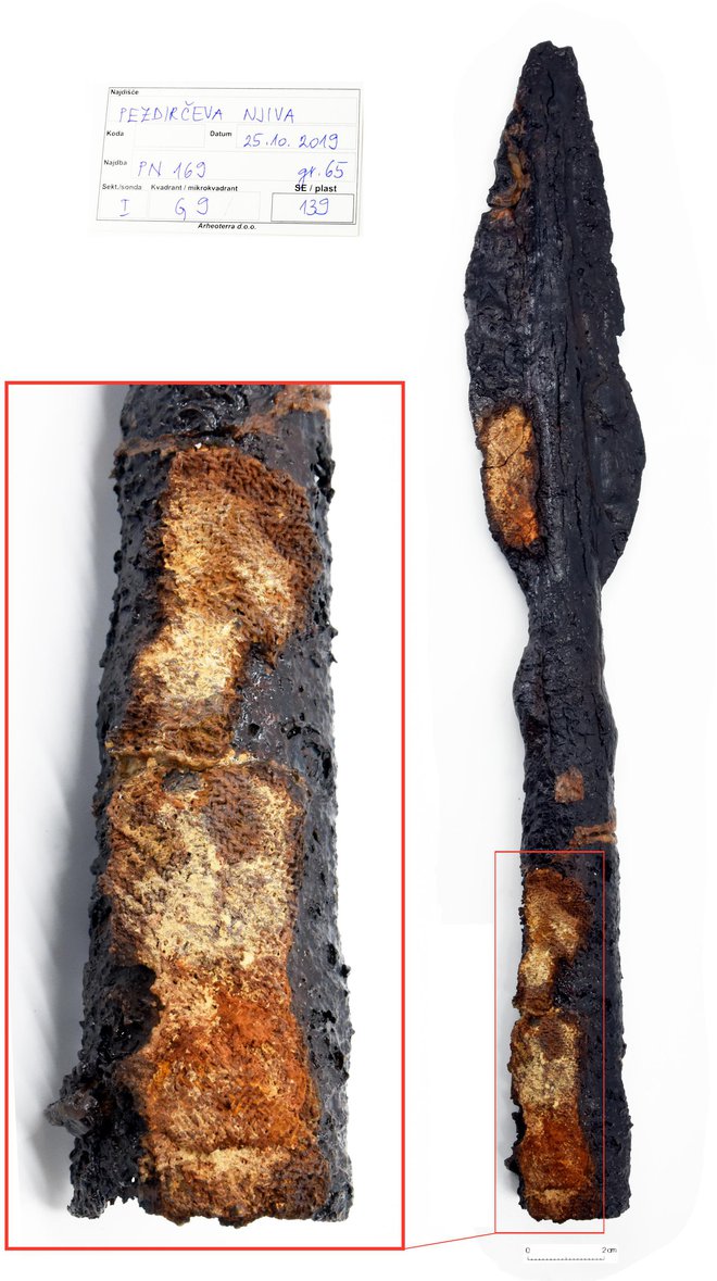 Železna sulična ost z ostanki mineralizirane tkanine, razstavljena v Belokranjskem muzeju. FOTO: Ava Pavlenč/Arhiv IZA ZRC SAZU

 