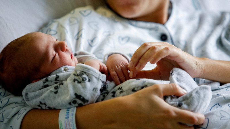 Fotografija: Patronažna medicinska sestra bi morala otročnico in novorojenčka obiskati v 24 urah po prihodu iz porodnišnice. FOTO: Remo Casilli/ Reuters
