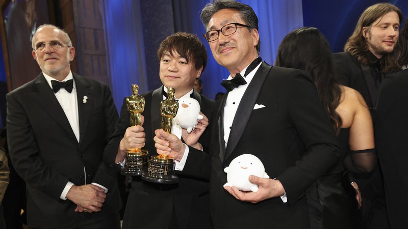 Fotografija: Fant in čaplja je letos prejel oskarja za najboljši celovečerni animirani film. V imenu režiserja Hajaa Mijazakija in producenta Tošia Suzukija sta ga prevzela kolega. FOTO: Mario Anzuoni/Reuters