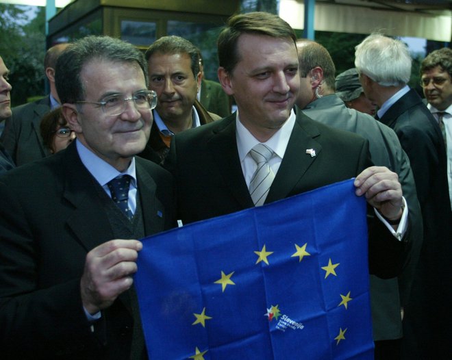 Predsednik evropske komisije Romano Prodi in slovenski predsednik vlade Anton Rop 1. maja 2004 v Novi Gorici. FOTO: Dejan Javornik/Delo