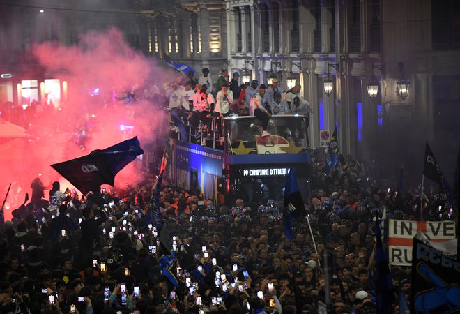 Parada nogometašev Interja je v Milanu dvignila na noge črnomodre tifose. FOTO: Massimo Pinca/Reuters