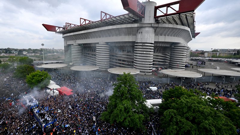 Fotografija: Interjeva šampionska povorka izpred štadiona San Siro se je začela takoj po tekmi proti Torinu. FOTO: Alberto Lingria Reuters