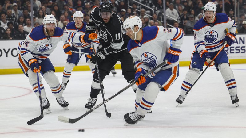 Fotografija: Hokejisti Edmontona kapetanu Los Angeles Kings Anžetu Kopitarju niso dopustili »dihati«. FOTO: Yannick Peterhans/Usa Today Sports Via Reuters Con