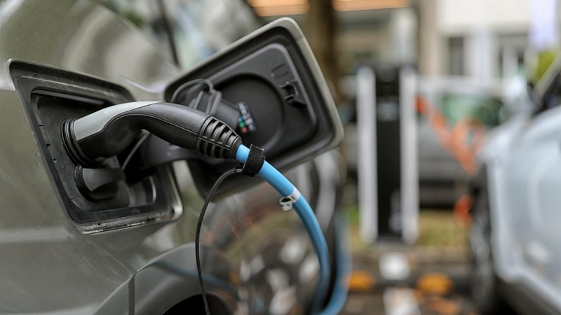 Fotografija: Tudi pri subvencioniranju nakupa električnih vozil za podjetja so nujne spremembe, opozarjajo strokovnjaki mobilnosti. FOTO: Blaž Samec/Delo