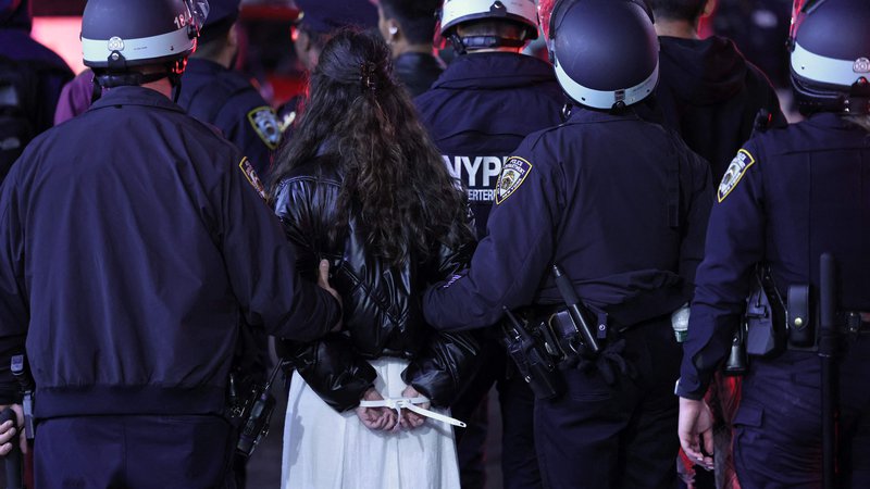 Fotografija: Od začetka protestov na ameriških univerzah je policija aretirala več kot 2000 študentk in študentov. FOTO Charly Triballeau/AFP