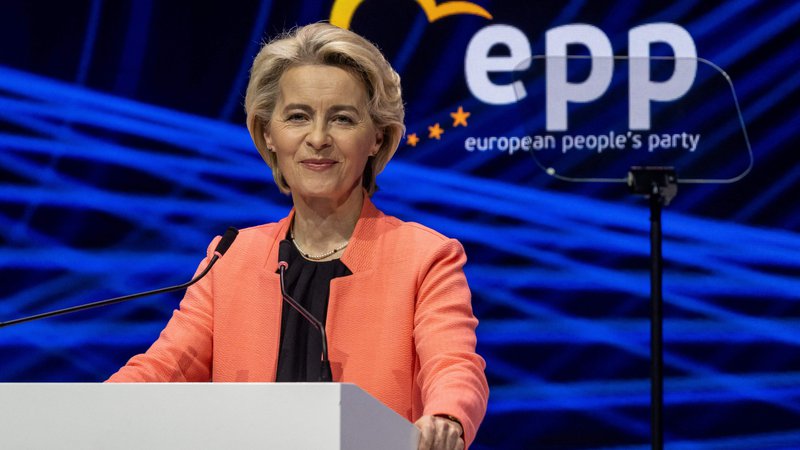 Fotografija: Predsednica evropske komisije Ursula von der Leyen si želi zagotoviti čim širšo podporo za še en ­mandat. FOTO: Wojtek Radwanski/AFP