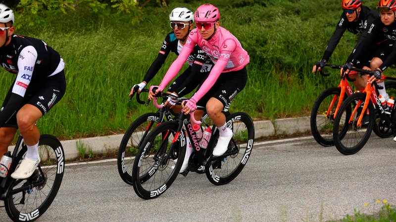Fotografija: Tadej Pogačar je na štart 4. etape prišel v rožnati majici in običajnih ekipnih črnih hlačah. FOTO: Luca Bettini/AFP