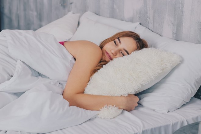 Na slab spanec vplivajo tudi mobilne naprave, v katere gledamo tik pred spanjem ali celo v postelji. »Splošno pravilo je, da dve uri pred spanjem ne uporabljamo mobilnih naprav. Ponoči moramo dobro spati,« je svetovala. FOTO: Shutterstock
