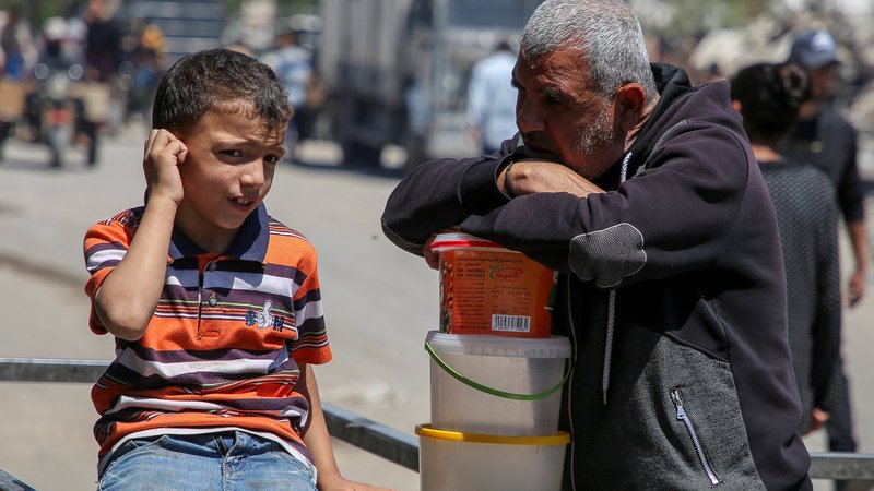 Fotografija: V Rafi je trenutno okoli 600.000 otrok, kar je slaba polovica vseh ljudi, ki so jih izraelski vojaki stisnili ob južni rob palestinske enklave. FOTO: Hatem Khaled/Reuters