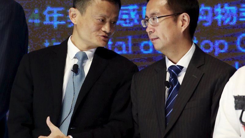 Fotografija: Jack Ma (levo) se bo ukvarjal s filantropijo in izobraževanjem, a bo še vedno nadziral družbo, katere vrednost je povečal na 480 milijard dolarjev. Desno njegov naslednik. FOTO: Reuters