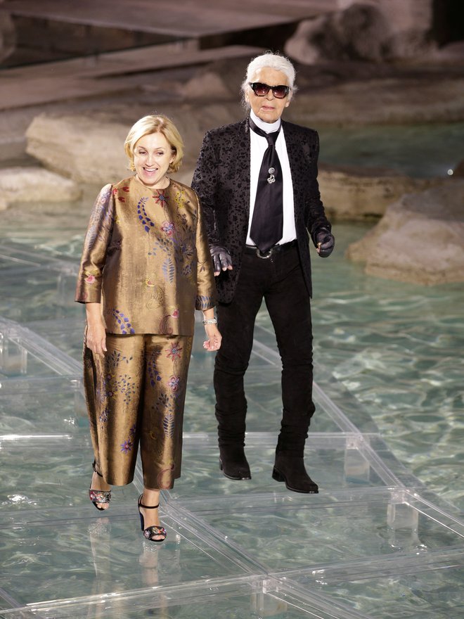 Silvia Venturini Fendi s Karlom Lagerfeldom ob koncu modne revije ob 90. obletnici delovanja modne hiše Fendi v fontani Trevi, za obnovo katere je hiša primaknila 2,18 milijona evrov. Foto Max Rossi/ Reuters