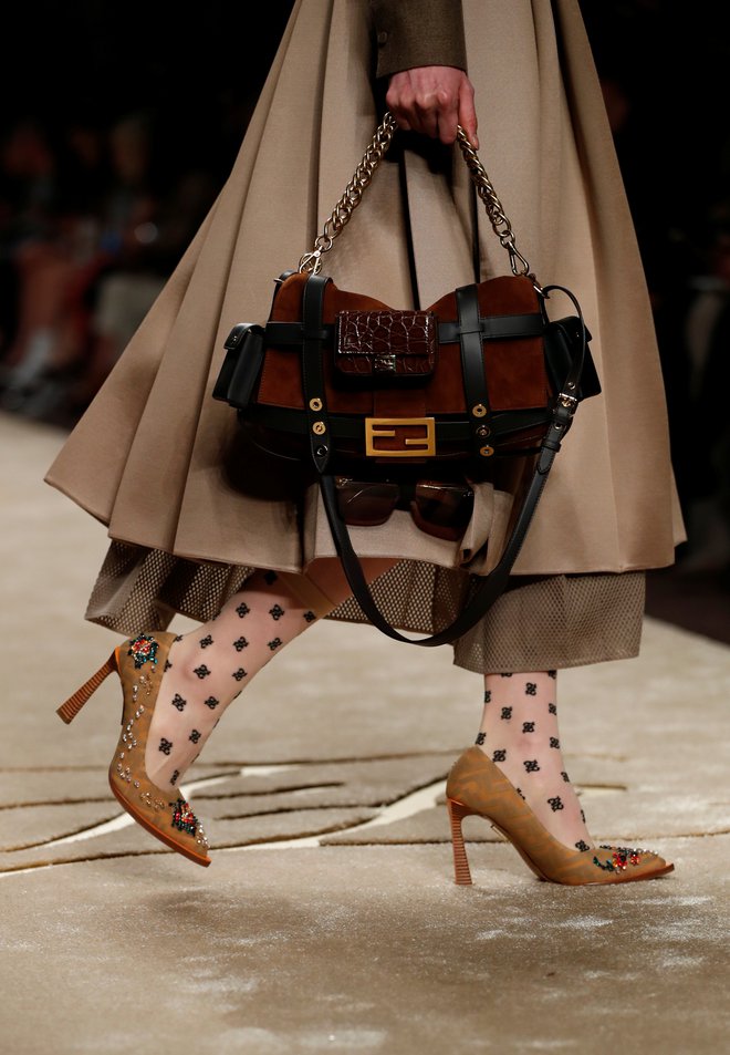 Ikonična torbica Baguette Silvie Venturini Fendi je doživela že več kot tisoč različic. Na fotografiji iz zadnje Lagerfeldove kolekcije za letošnjo jesen/zimo. Foto Alessandro Garofalo/Reuters