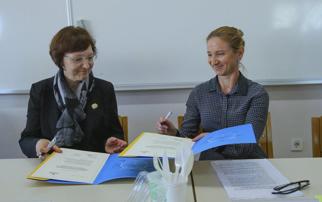 Ravnateljica Alenka Krapež in Darja Figelj sta podpisali zavezo o sodelovanju. FOTO: Jože Suhadolnik/Delo