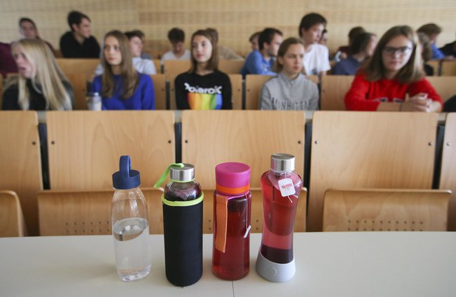 Ena od rešitev plastične krize so tudi steklenice za večkratno uporabo. FOTO: Jože Suhadolnik/Delo