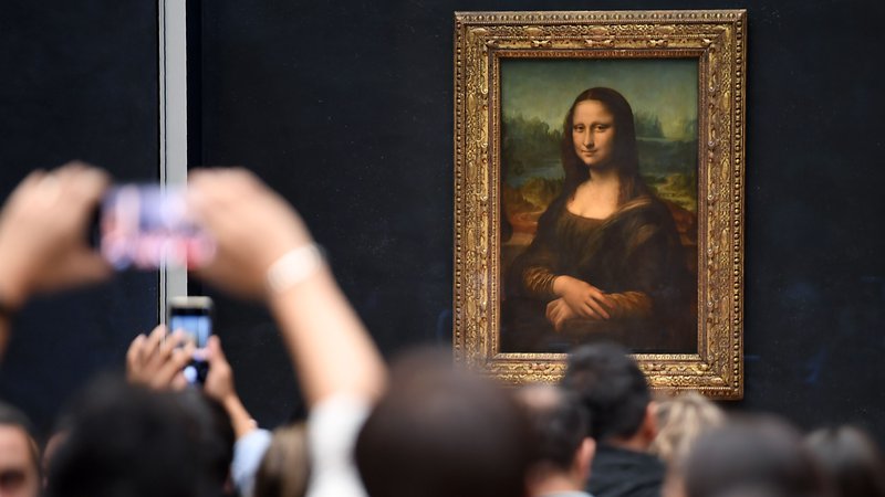 Fotografija: Najslavnejše Leonardove slike v izboru ne bo, ostaja na starem mestu v dvorani Salle des États, na razstavi jo bo nadomeščal virtualni surogat. FOTO: AFP