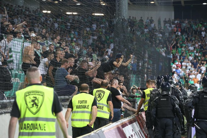 Največji slovenski derbiji na sezono privabijo vsaj 40.000 nogometnih navdušencev s plačano vstopnico, s čimer polnijo tudi državni proračun. FOTO: Leon Vidic/Delo