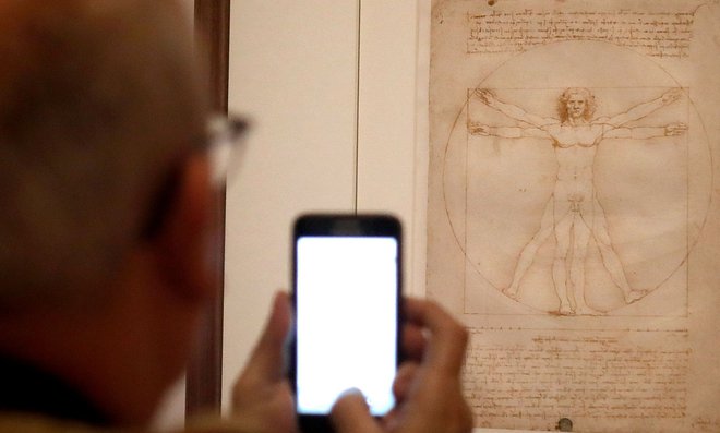 Tudi ikonična risba Vitruvijski človek je po prvotnih zapletih našla pot v Pariz. FOTO: AFP