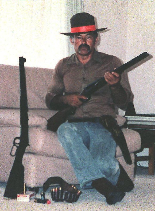 Milatova podoba iz leta 1997, na kateri je zločinec s puško in svojim najljubšim kavbojskim klobukom. FOTO: Str. Afp