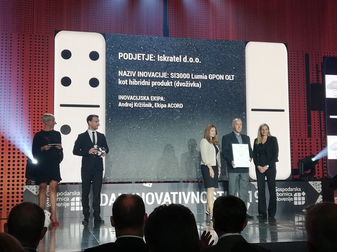 Inovacija »dvoživka« GPON OLT avtorja Andreja Kržišnika in ekipe je poleg srebrnega nacionalnega priznanja prejela tudi zlato priznanje GZS, Regionalne zbornice Gorenjska. FOTO: Kraftart