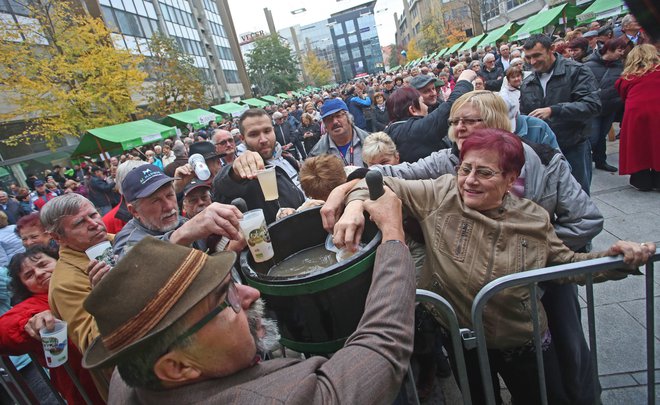 Martinovanje v Mariboru je največje enodnevno javno martinovanje v Sloveniji, dogodek, na katerem se zbere tudi 20.000 obiskovalcev iz Slovenije pa tudi iz tujine. Prizor je s prireditve zadnjih let. FOTO: Tadej Regent