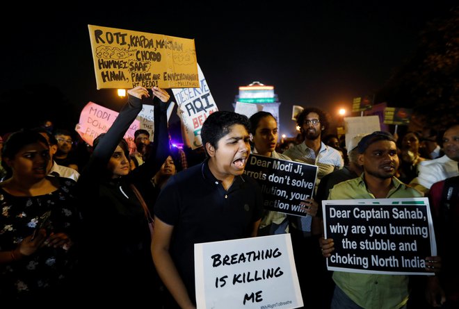 Protestniki so v New Delhiju v torek od vlade zahtevali ukrepanje proti onesnaženosti zraka. FOTO: Adnan Abidi/Reuters