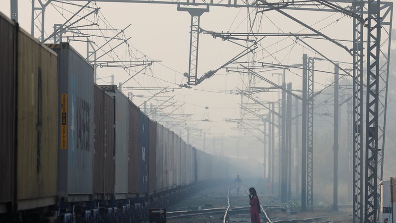 Fotografija: Nivo onesnaženosti je bil najvišji v nedeljo, razmere pa se v prestolnici izboljšujejo predvsem zaradi močnejših vetrov. FOTO: Anushree Fadnavis/Reuters