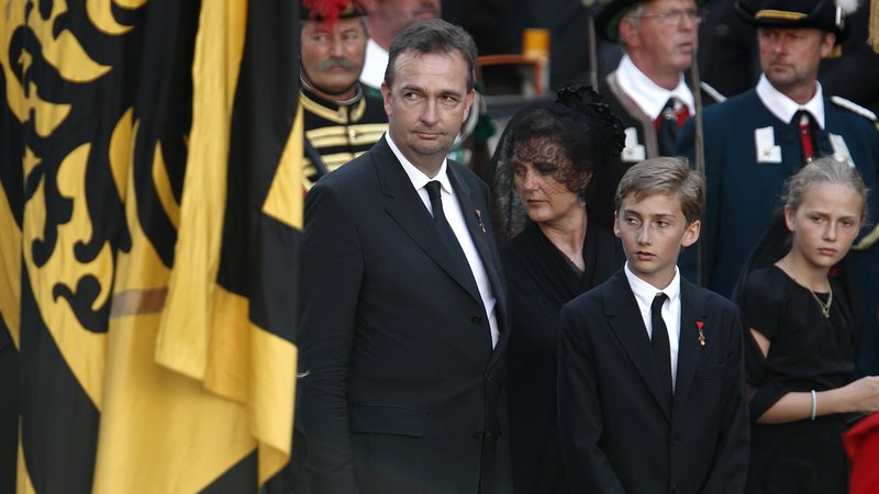 Fotografija: Karl von Habsburg na svoji spletni strani za zdaj vztraja s plemiškim »von«. FOTO: Reuters