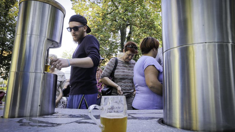Fotografija: Od odprtja fontane v septembru 2016 do danes so v Žalcu prodali več kot 189.500 vrčkov in stočili več kot 111.000 litrov piva. FOTO: Jože Suhadolnik/Delo