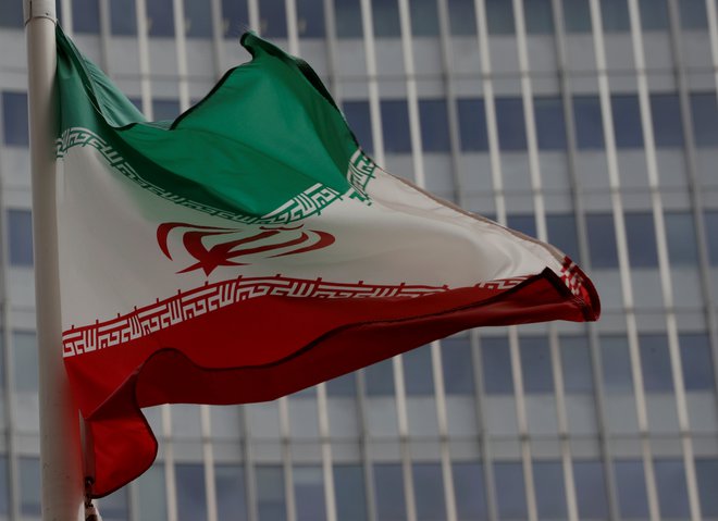 Iranska zastava pred poslopjem Mednarodne agencije za atomsko energijo na Dunaju. FOTO: Leonhard Foeger/Reuters