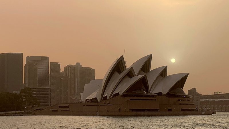 Fotografija: Požari so se že tako približali Sydneyju, da je bilo dim mogoče videti od sydneyjske opere. FOTO: John Mair/ Reuters