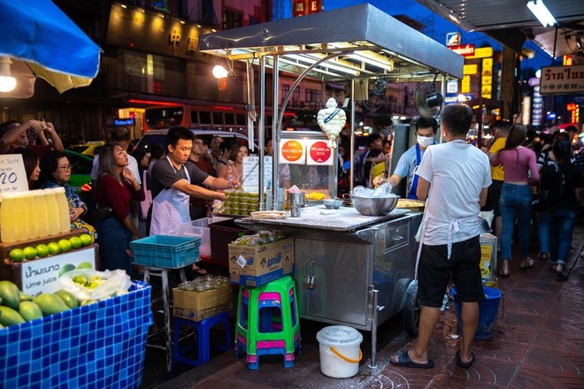 Tudi ulična prehrana v Bangkoku premore kakovostno hrano, ki jo najdemo v Michelinovem vodniku. FOTO: Shutterstock