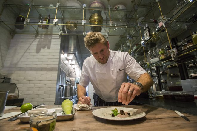 Avstralski šef Curtis Stone kuharske veščine kaže v svoji restavraciji Maude na Beverly Hillsu, ki je letos prejela Michelinovo zvezdo. FOTO: Reuters