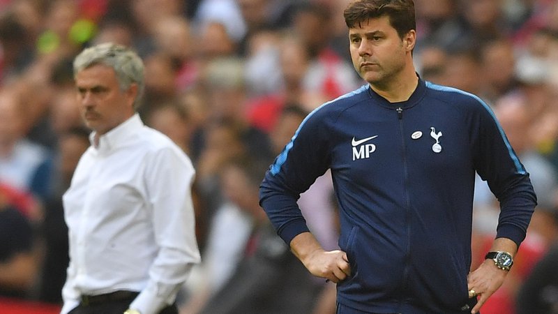 Fotografija: Jose Mourinho (levo) ni imel veliko časa za privajanje na novo okolje, že danes bo pokazal, kako hitro bo Tottenham pod njegovo taktirko pozabil nauspešnega in priljubljenega prehodnika Mauricia Pochettina. FOTO: AFP