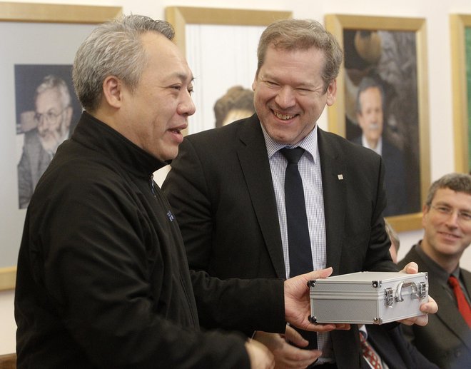 Genom človeške ribice je shranjen na disku (ne edinem!) v kovčku, ki ga je Duncan Yu (levo) predal rektorju ljubljanske univerze Igorju Papiču. FOTO: Mavric Pivk