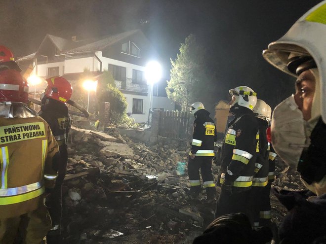 Kakšnih sto gasilcev se je po eksploziji najprej moralo spopasti s požarom, nato so začeli iskati in reševati ljudi. FOTO: Radio Bielsko via Reuters