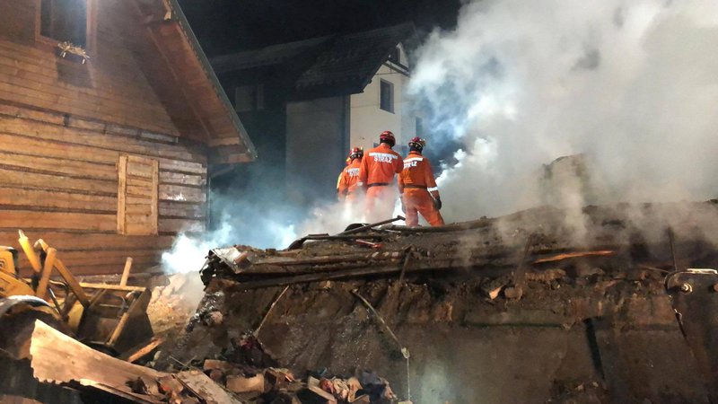 Fotografija: Eksplozija je trinadstropno dvostanovanjsko hišo zravnala z zemljo. FOTO: Radio Bielsko via Reuters