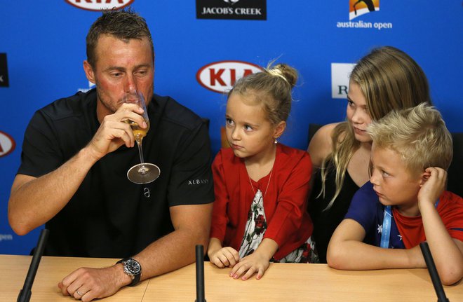 Lleyton Hewitt je leta 2016 po svojem zadnjem dvoboju na OP Avstralije v družbi svojih otrok spil poslovilni kozarec penine. FOTO: Reuters