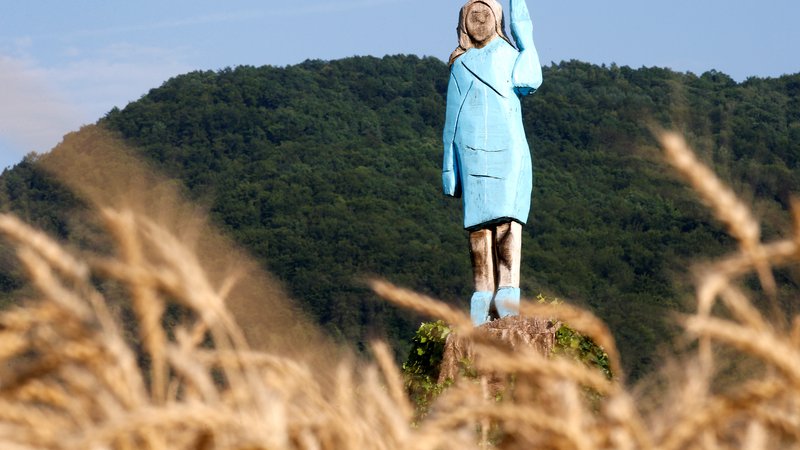 Fotografija: »Zmagovalni« posnetek ogromnega lesenega kipa ameriške prve dame. FOTO: Borut Živulovič/Reuters