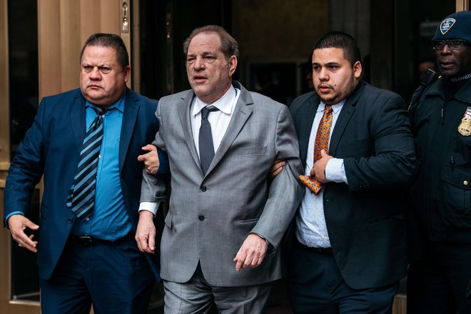 Harvey Weinstein je prišel na zaslišanje na sodišče počasi in se je opiral na svoje spremljevalce, ker naj bi imel težave s hrbtom. FOTO: Scott Heins/Afp