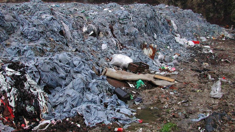 Fotografija: Usnjarske odpadke so pred leti preprosto prekrili z zemljo, zdaj pa obremenjujejo okolje. FOTO: Bojan Rajšek/Delo