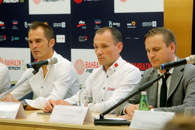 Vladimir Miholjević (v sredini) sodeluje s številnimi Slovenci pri ekipi Bahrain McLaren, pri kateri je športni direktor Gorazd Štangelj (levo). FOTO: CROPIX