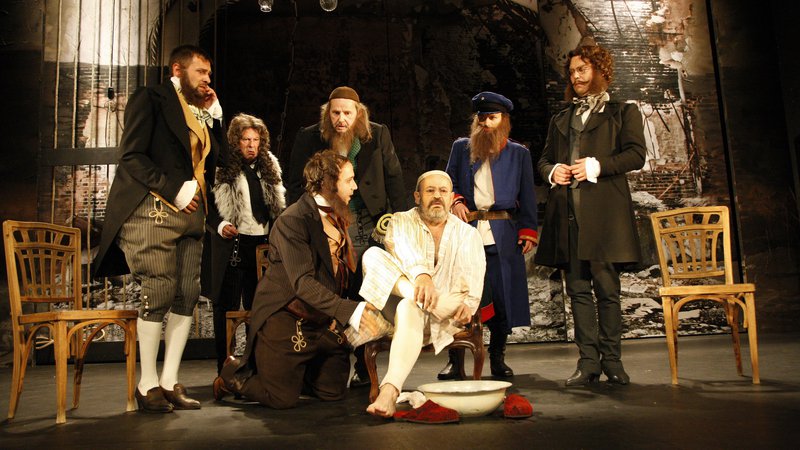 Fotografija: Gogoljev Revizor z Vladom Novakom v glavni vlogi je premiero doživel leta 2013.