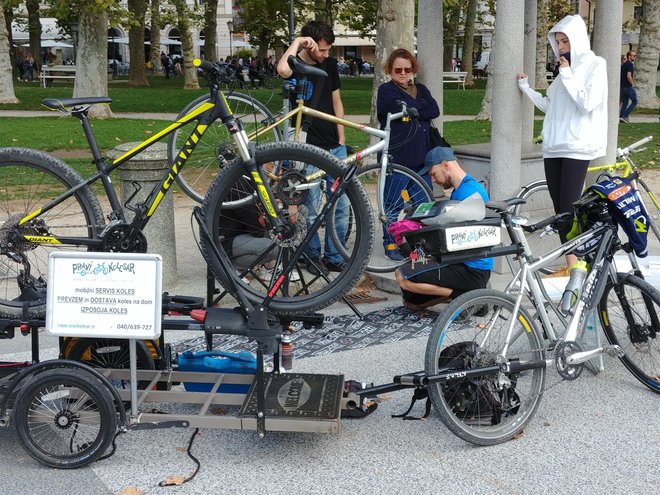 Med ETM je v mestu tudi mobilni kolesarski servis. FOTO Aleš Stergar/Delo