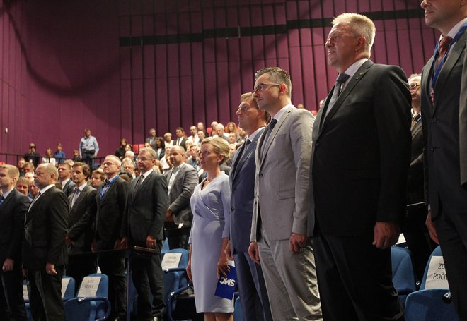 Več kot 400 udeležencev, med njimi 210 delegatov, se je v Ljubljani zbralo na volilnem kongresu SMC. Med gosti so tudi predstavniki več drugih političnih strank, navaja <em>STA</em>. FOTO: Mavric Pivk/Delo