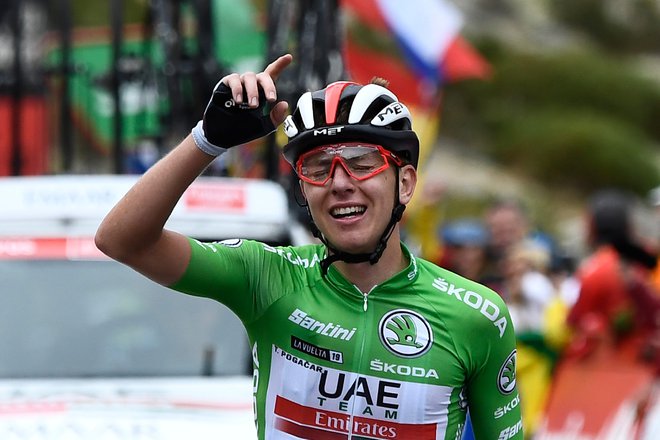 Tadej Pogačar je kolesarski svet najbolj navdušil s samostojnim pobegom in zmago v 20. etapi Vuelte. FOTO: AFP