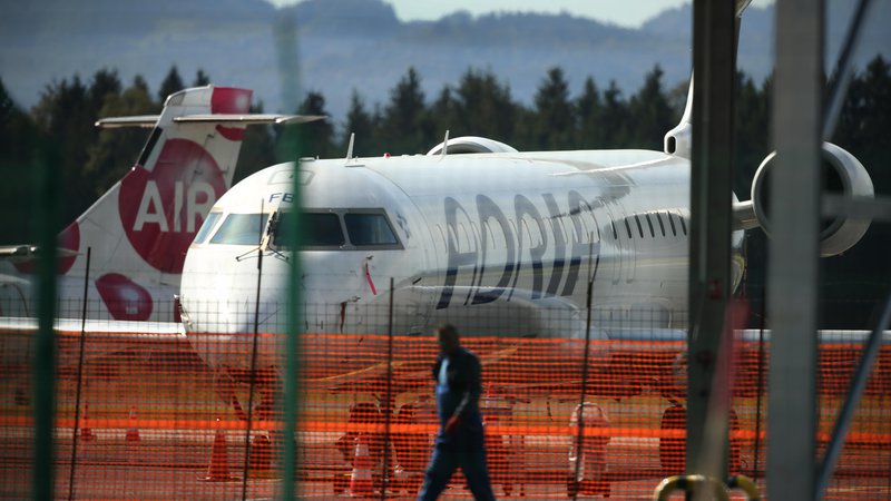 Fotografija: Več letal Adrie je na tleh, menda tudi zato, ker letalski prevoznik zanje nima rezervnih delov. FOTO: Jure Eržen/Delo