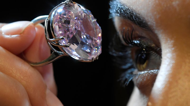 Fotografija: Rožnata zvezda, največji rožnati diamant na svetu, je bila za kupca vredna 71 milijonov dolarjev FOTO: Reuters