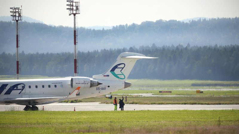 Fotografija: Reševanje Adrie Airways bi bilo finančno zahteven zalogaj brez zagotovljenega uspeha. FOTO: Jure Eržen/Delo